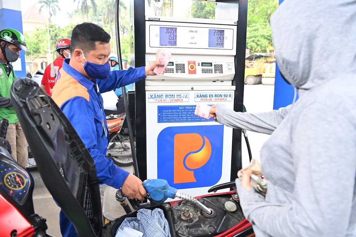 gia xang giam manh anh 1