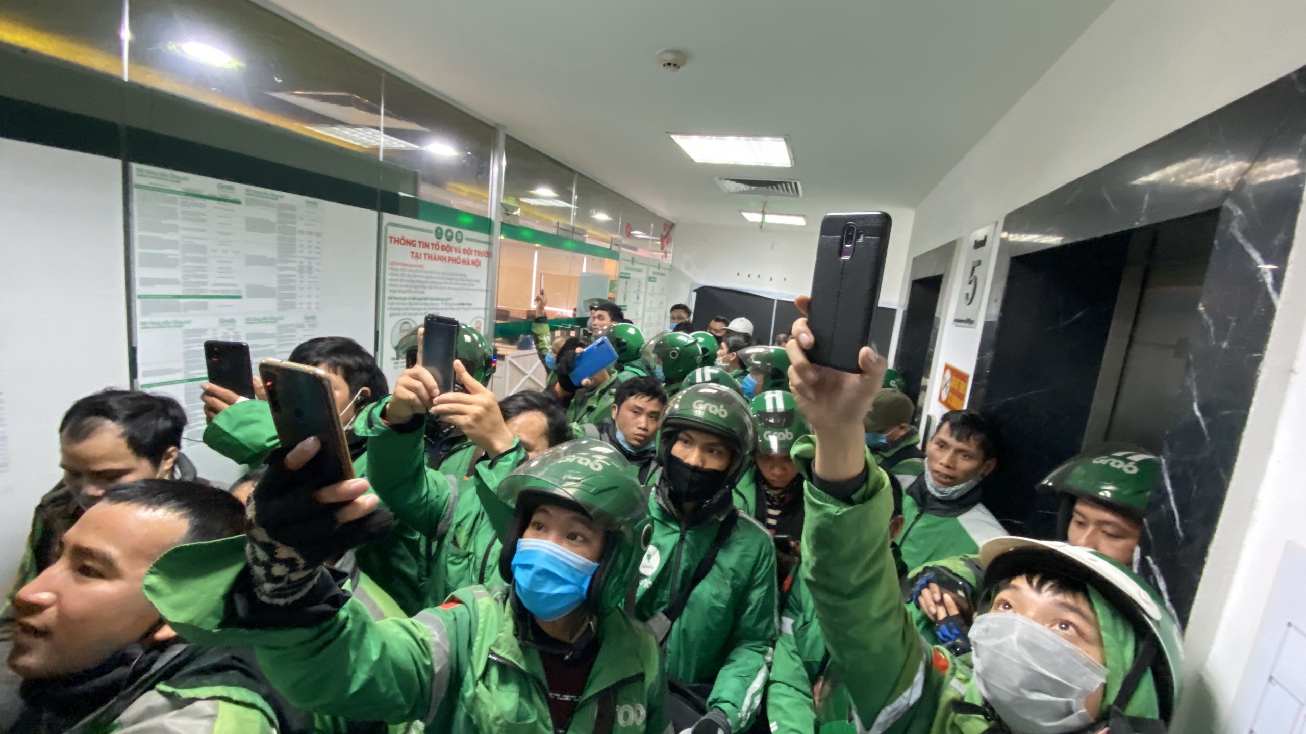 Tai xe Grab tat ung dung, doi doi thoai voi hang hinh anh