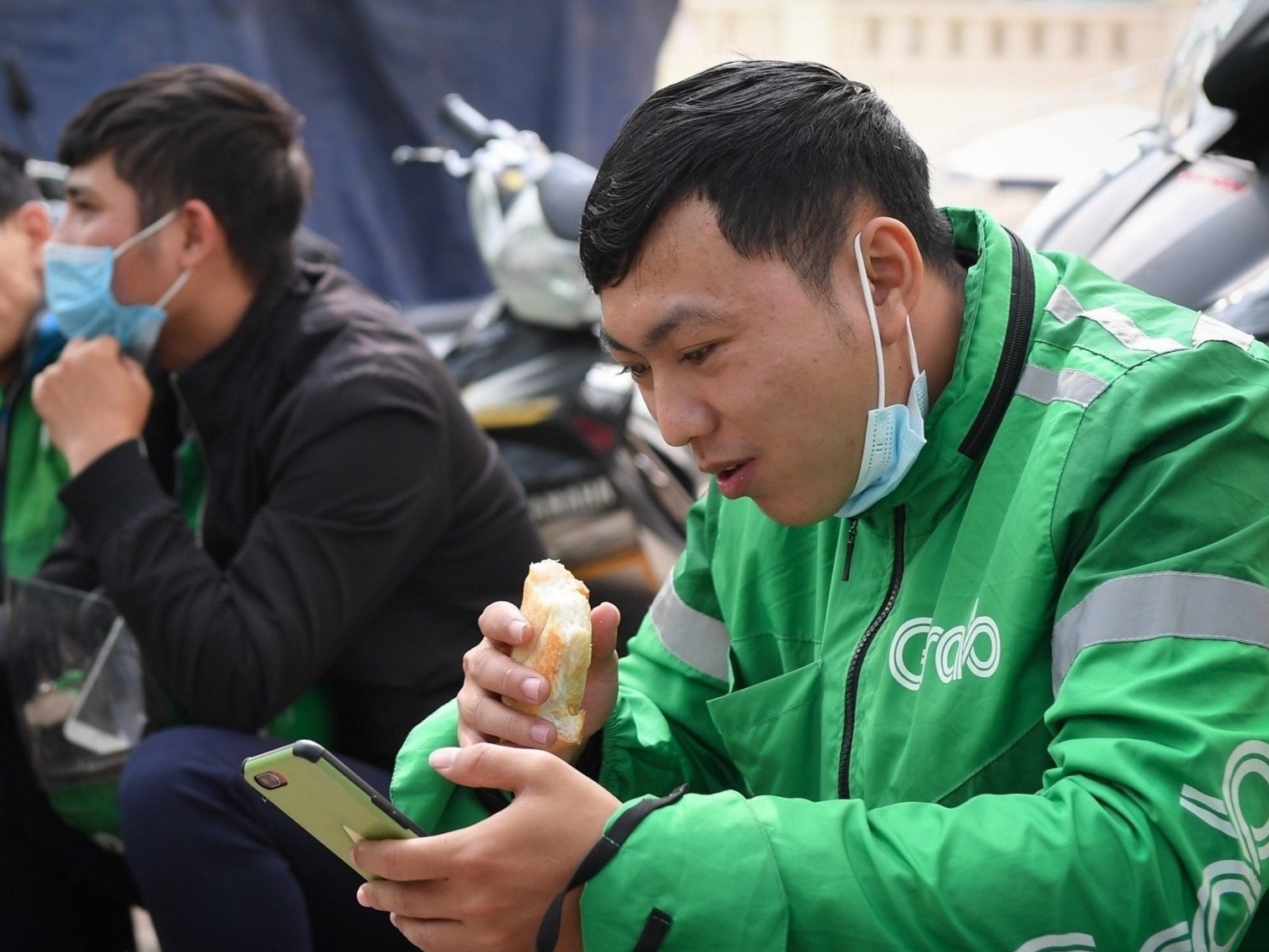 Grab nguy bien ve dich vu cho khach bang xe hai banh hinh anh