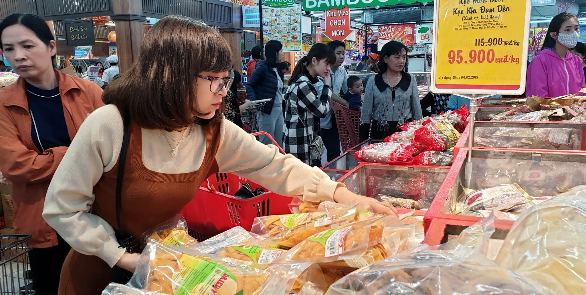 cac sieu thi chuan bi hang phuc vu tet anh 1