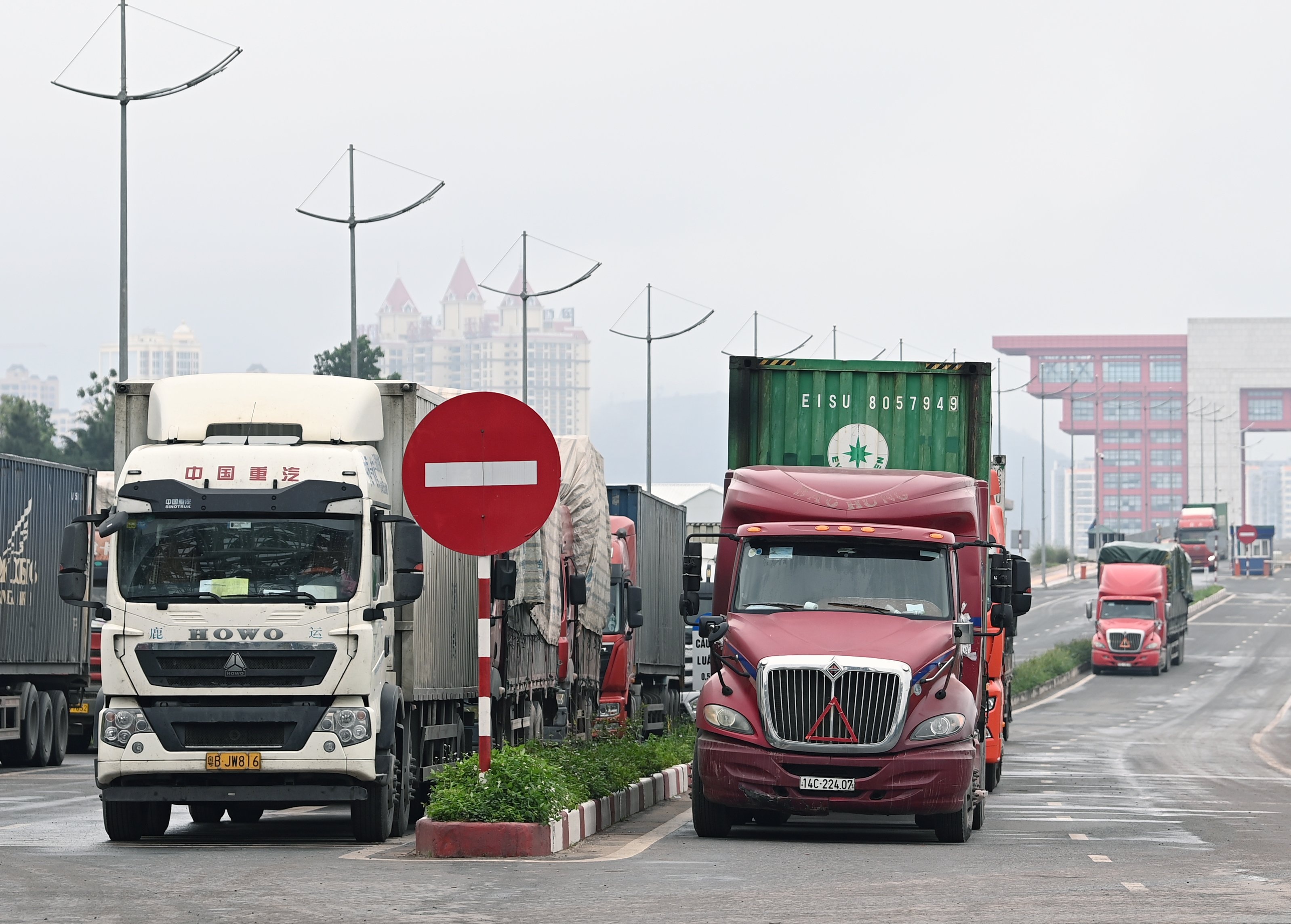 Viet Nam nhap sieu trong thang 4 hinh anh