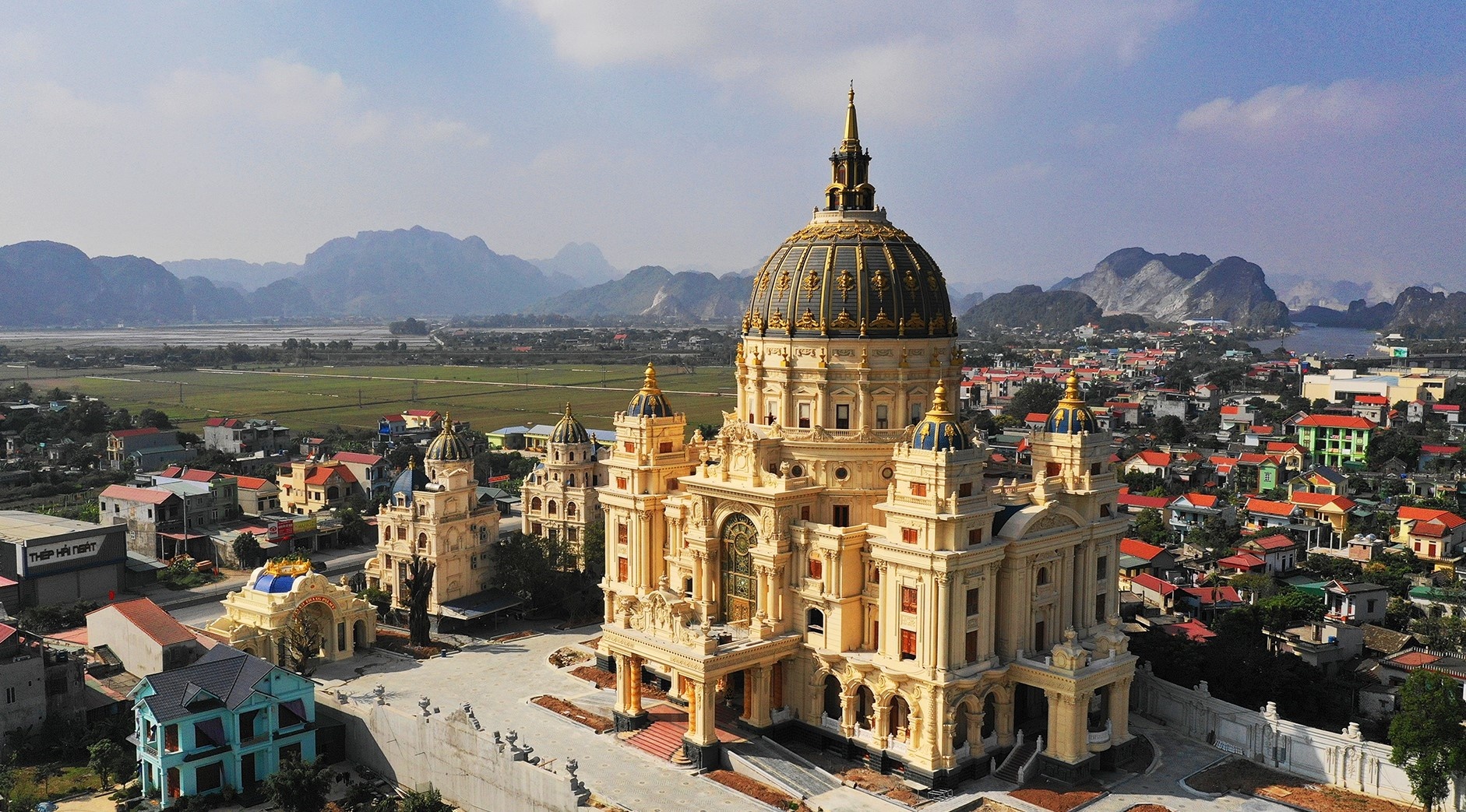 Gia the nguoi to chuc dam cuoi trong lau dai dat vang o Ninh Binh hinh anh