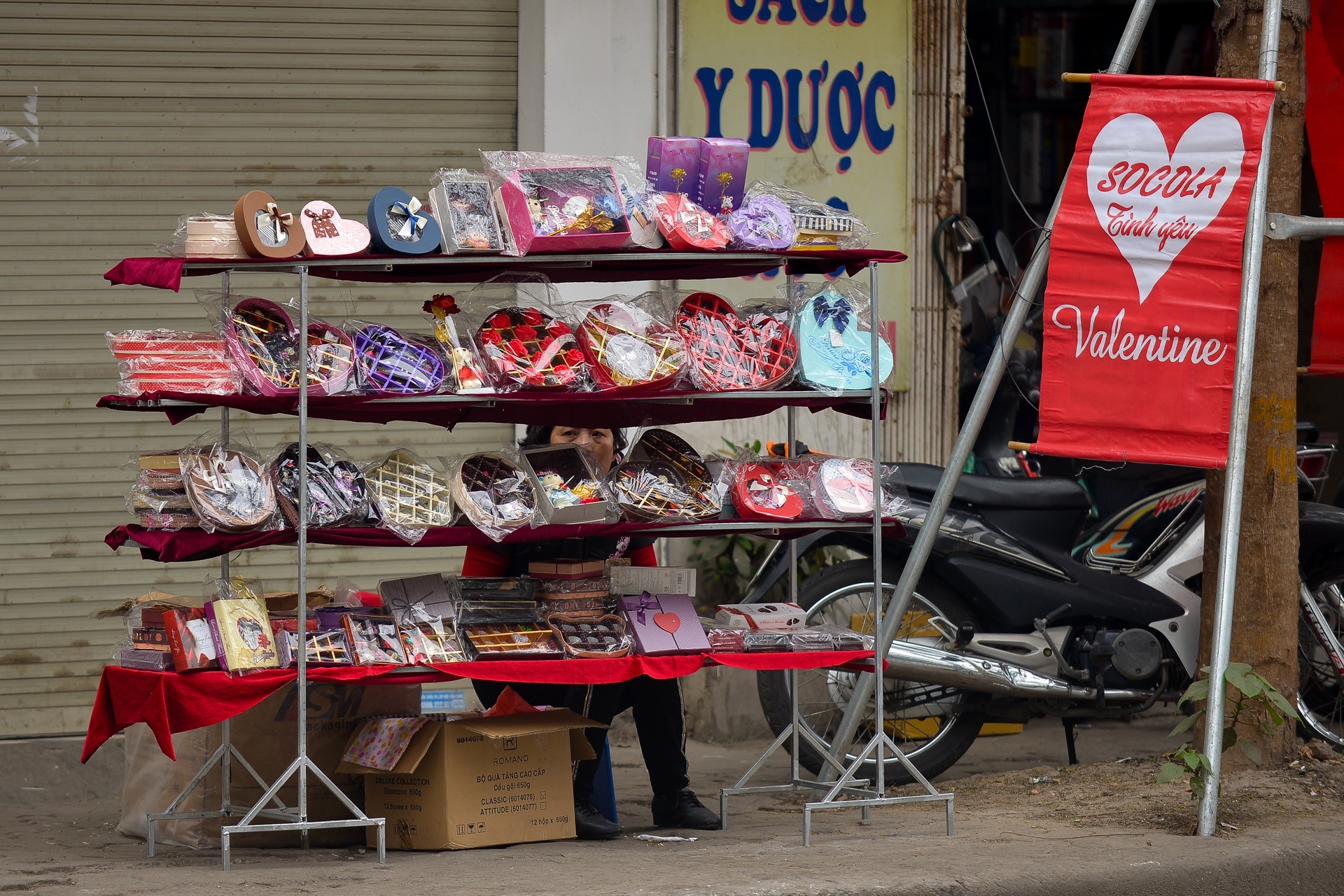 Qua Valentine am dam tren pho, nhon nhip tren mang hinh anh