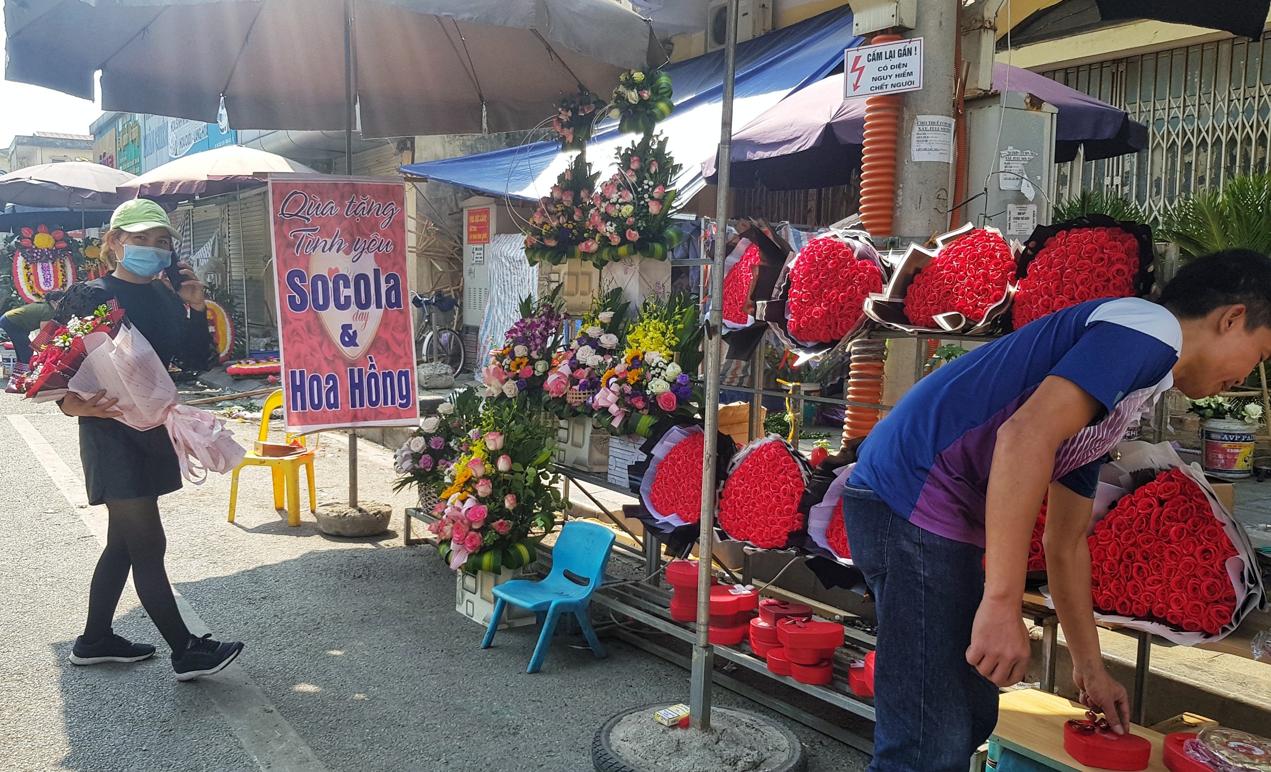 Qua Valentine am dam tren pho nhon nhip tren mang anh 1