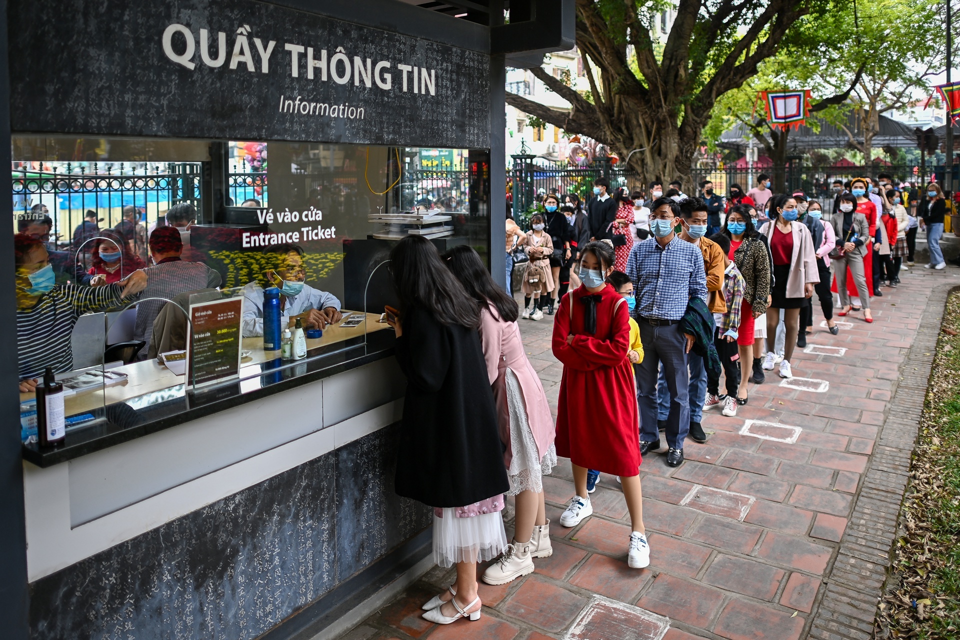 Ha Noi don hon 100.000 luot khach dip Tet anh 1