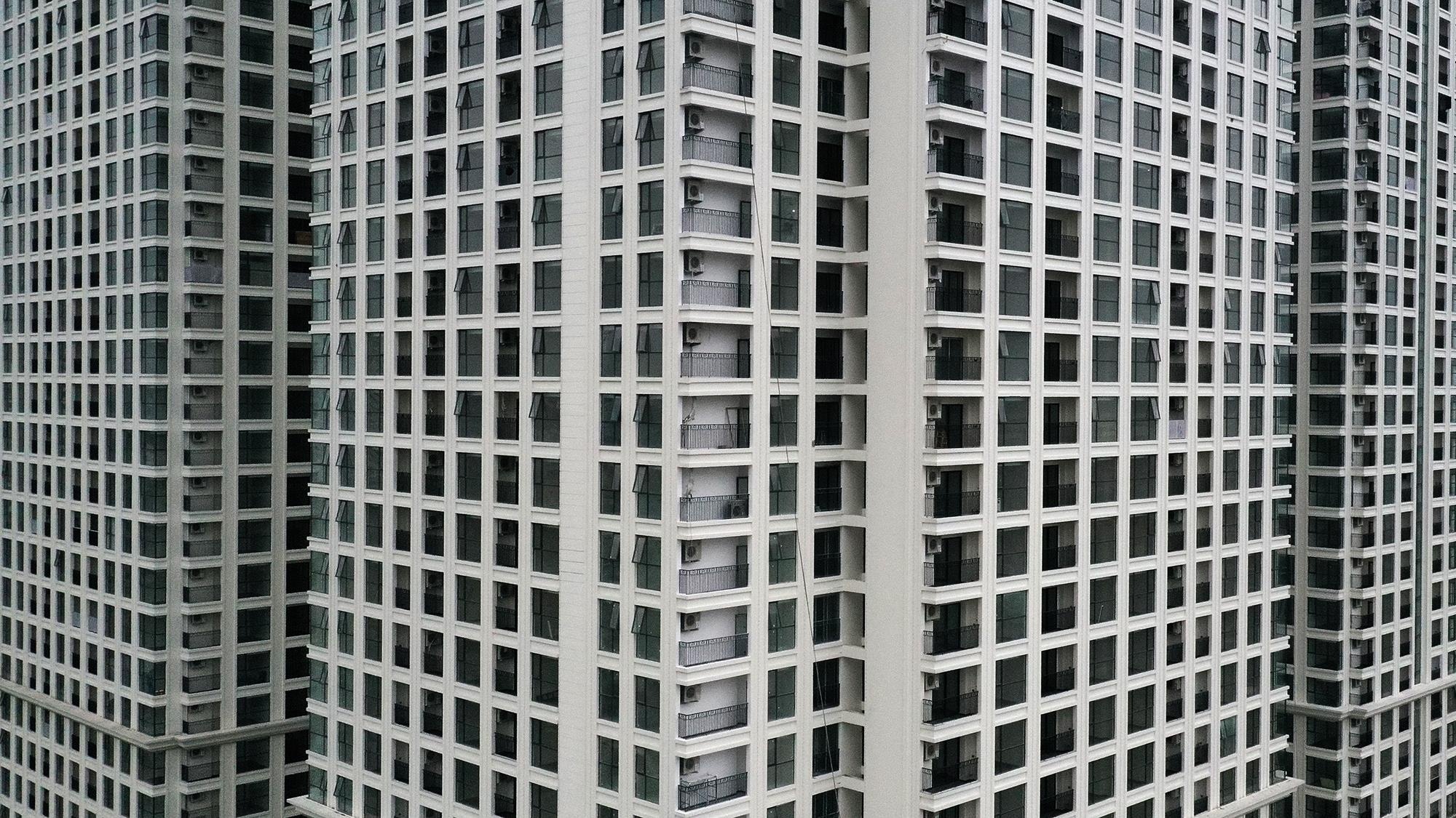 Lan can tai chung cu cao bao nhieu de tre khong the treo qua? hinh anh