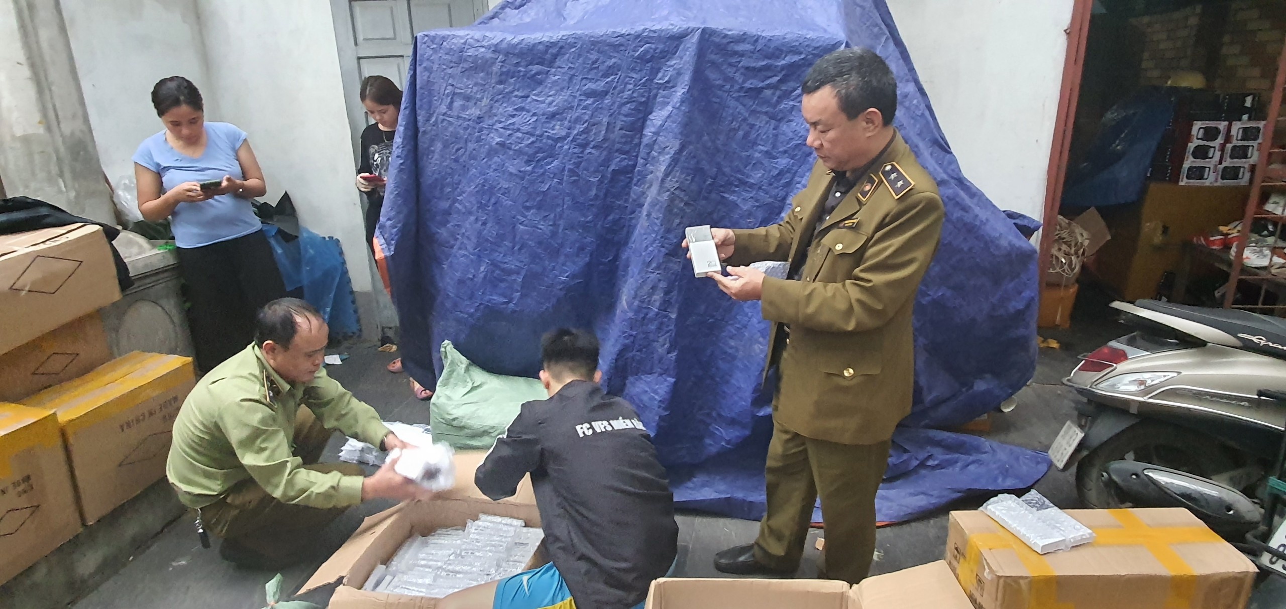 Bat lo hon 2.000 pin du phong gia mao Samsung anh 1