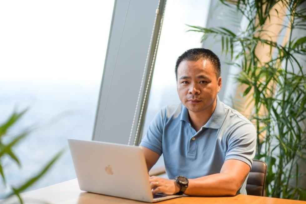 Ong chu dung sau The Coffee House can tien anh 1