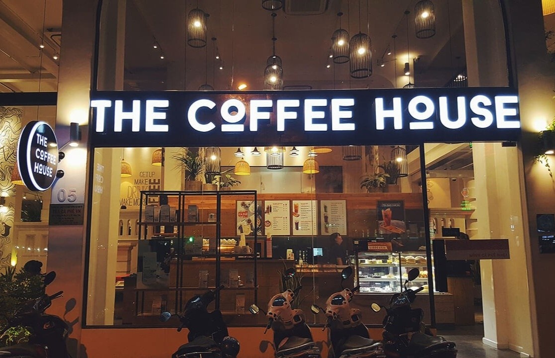 Ong chu dung sau The Coffee House can tien hinh anh