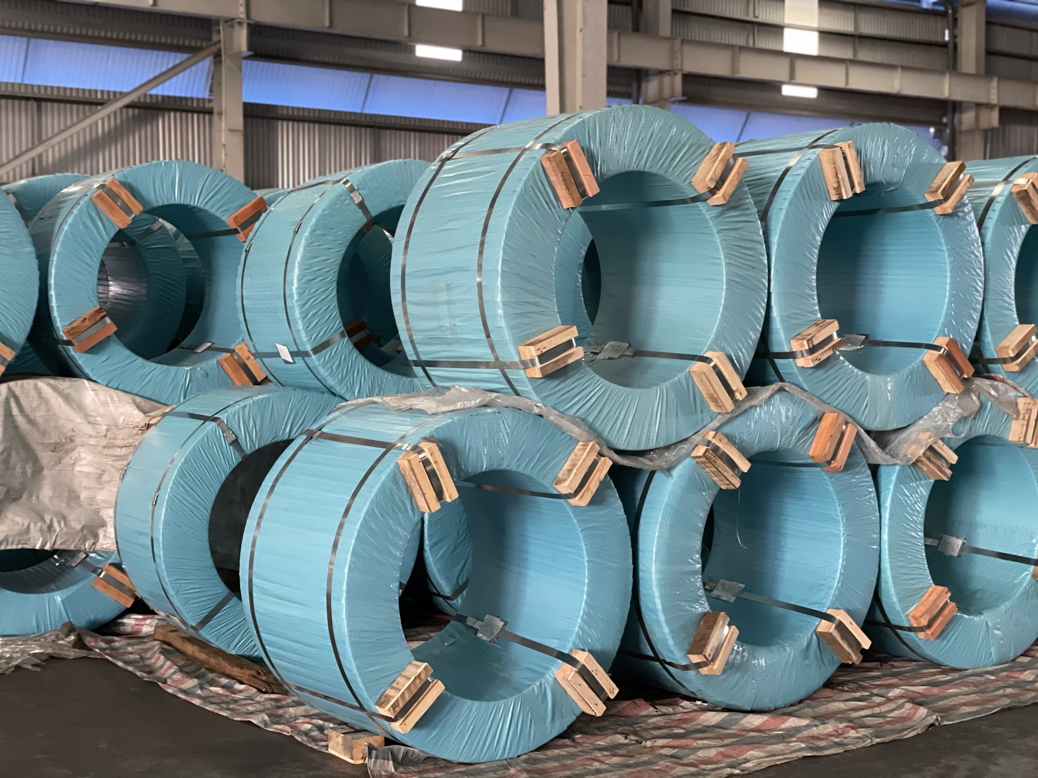 Bo Xay dung de nghi cac tinh khong de xay ra dau co, thoi gia thep hinh anh