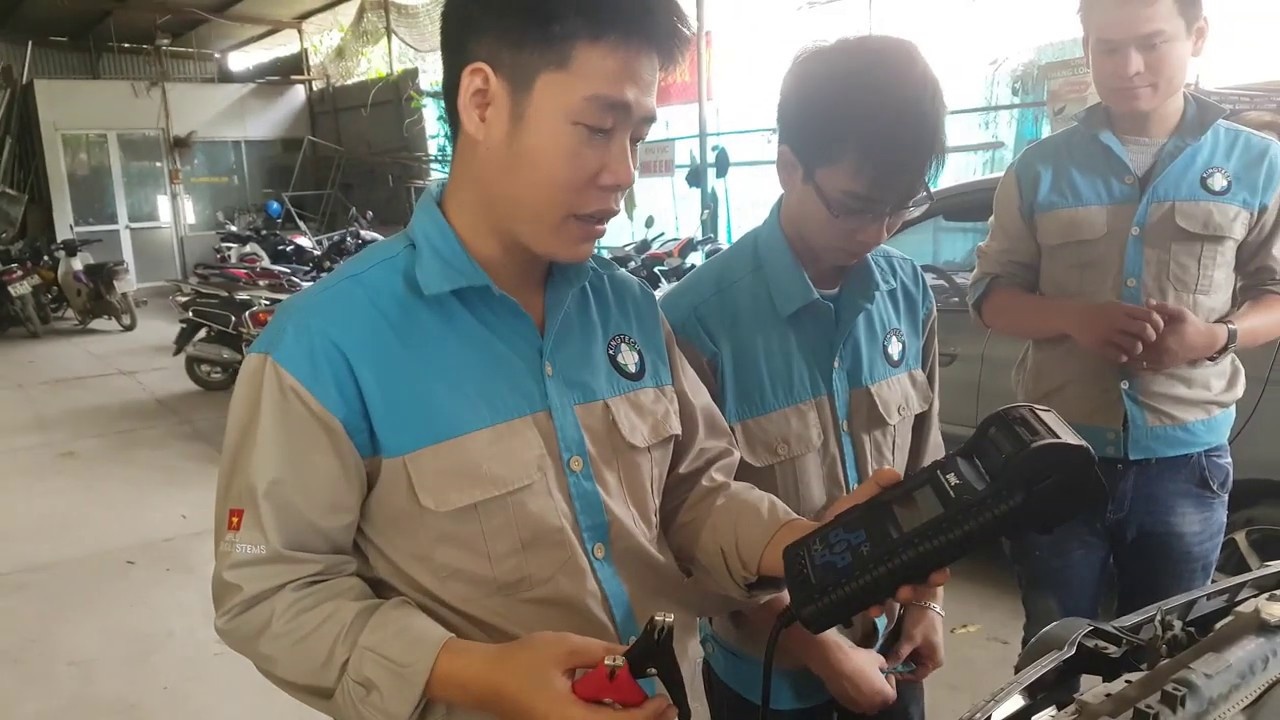 Hai nguoi bi tam hoan xuat canh vi cong ty no thue anh 1