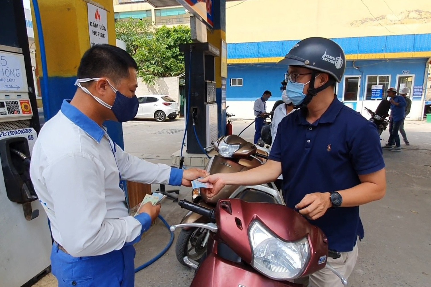 Gia xang quay dau giam vao ngay mai? hinh anh