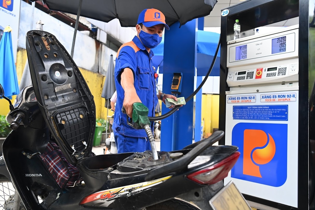 Gia xang tang len muc cao nhat trong vong 16 thang hinh anh