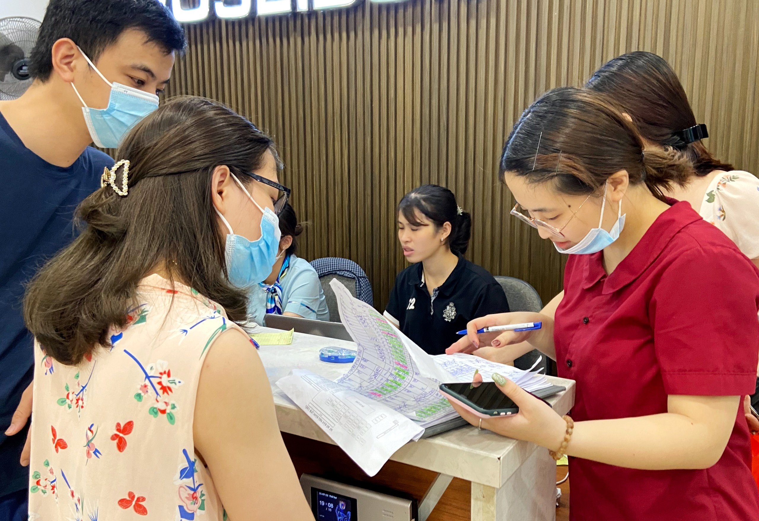 Nha hang keu goi khach den an ung ho truoc gio dung ban anh 2