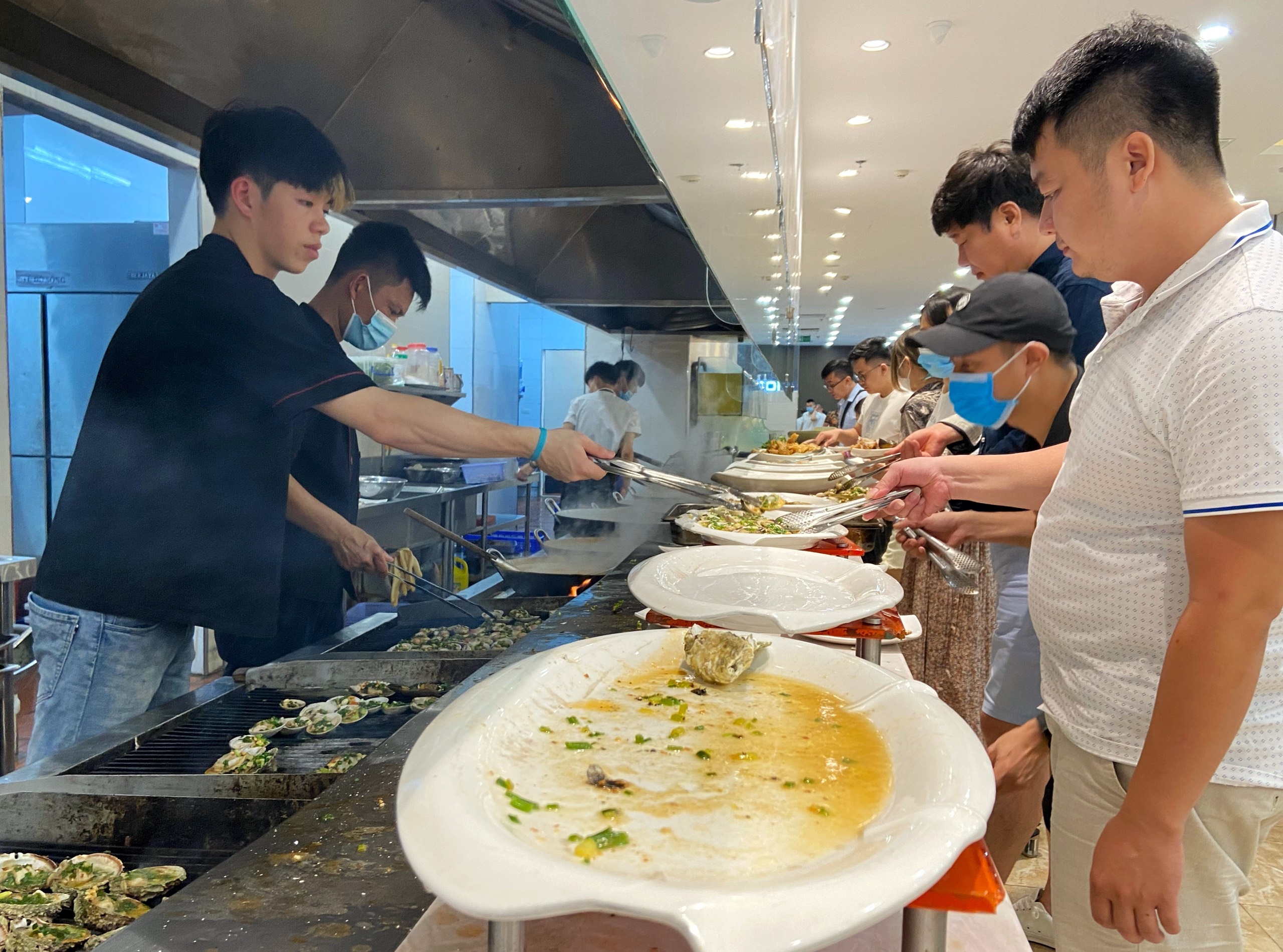 Nha hang keu goi khach den an ung ho truoc gio dung ban anh 1