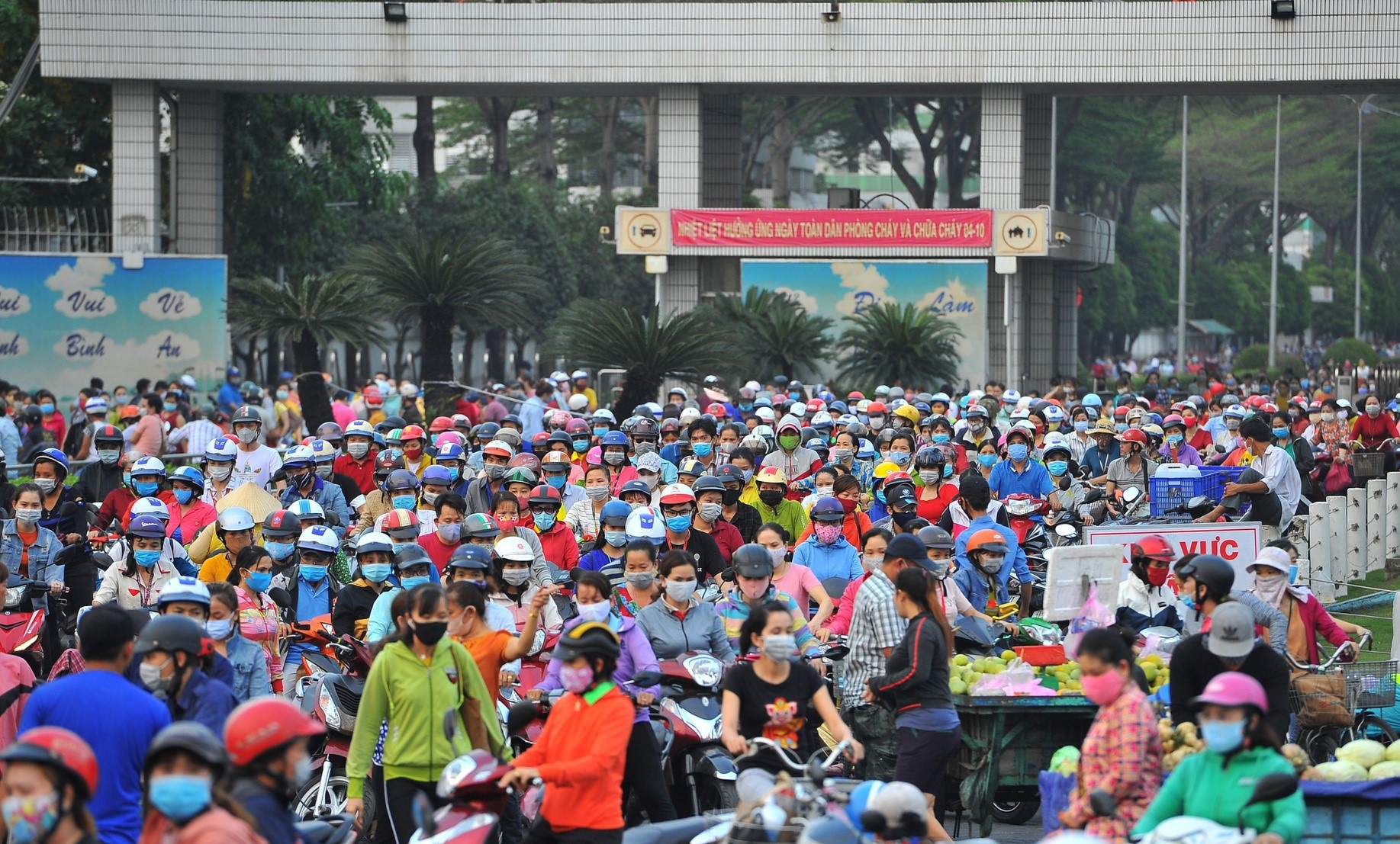 Doanh nghiep kien nghi Thu tuong tiem vaccine cho nguoi lao dong hinh anh