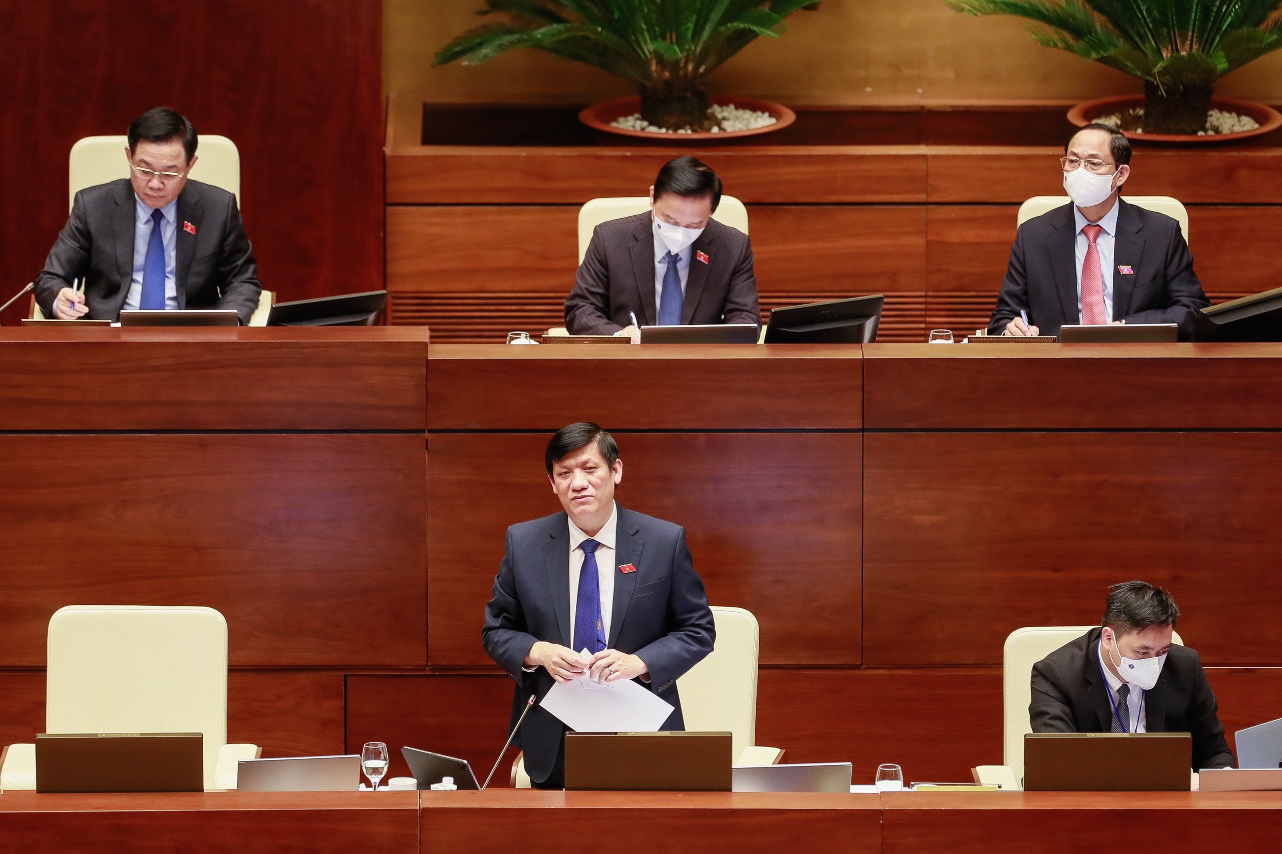 Bo truong Y te ly giai vi sao bac si duoc lam them? anh 1