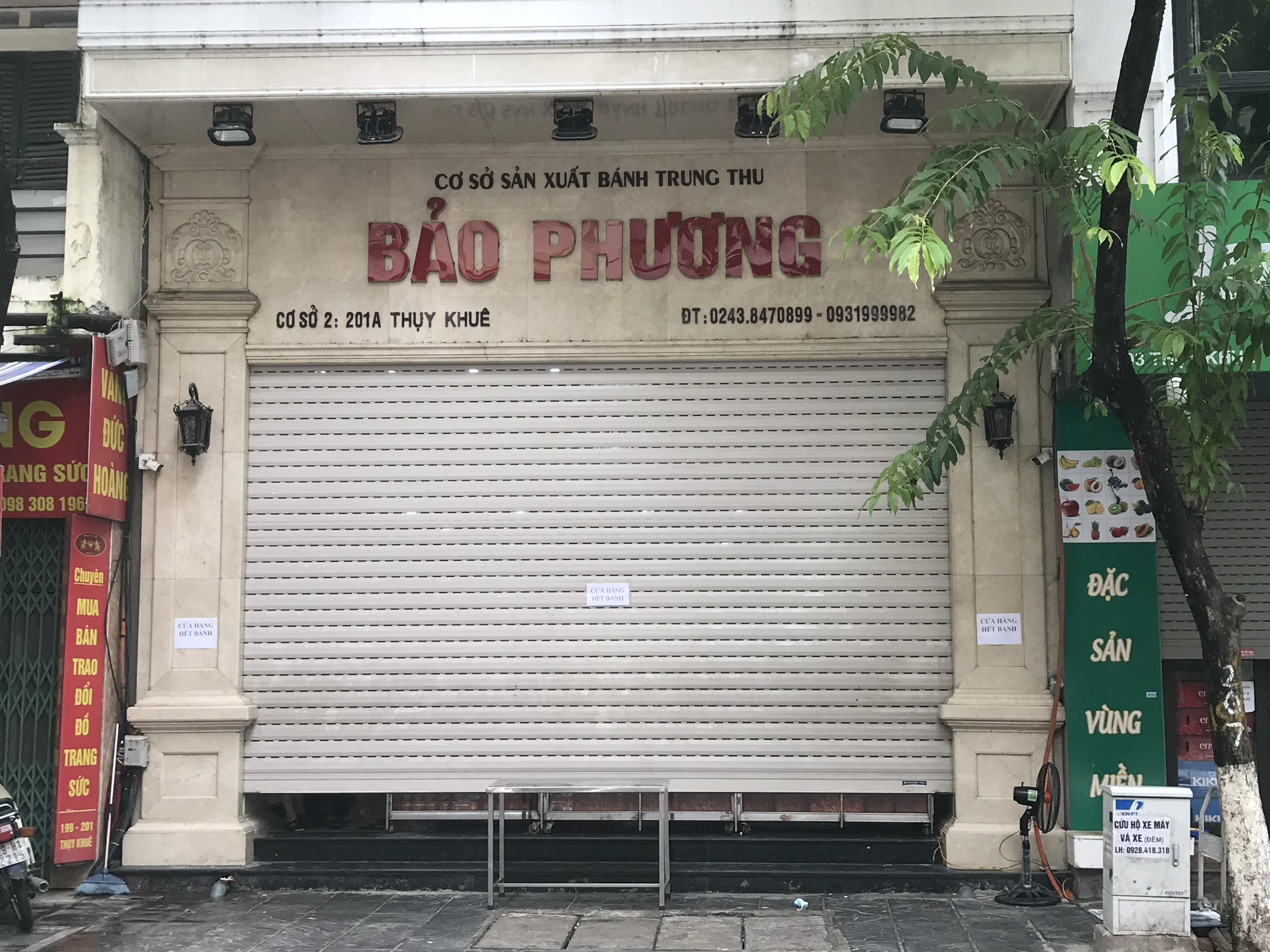 Tiem banh Trung thu Bao Phuong bi dong cua vi khach xep hang chen lan hinh anh