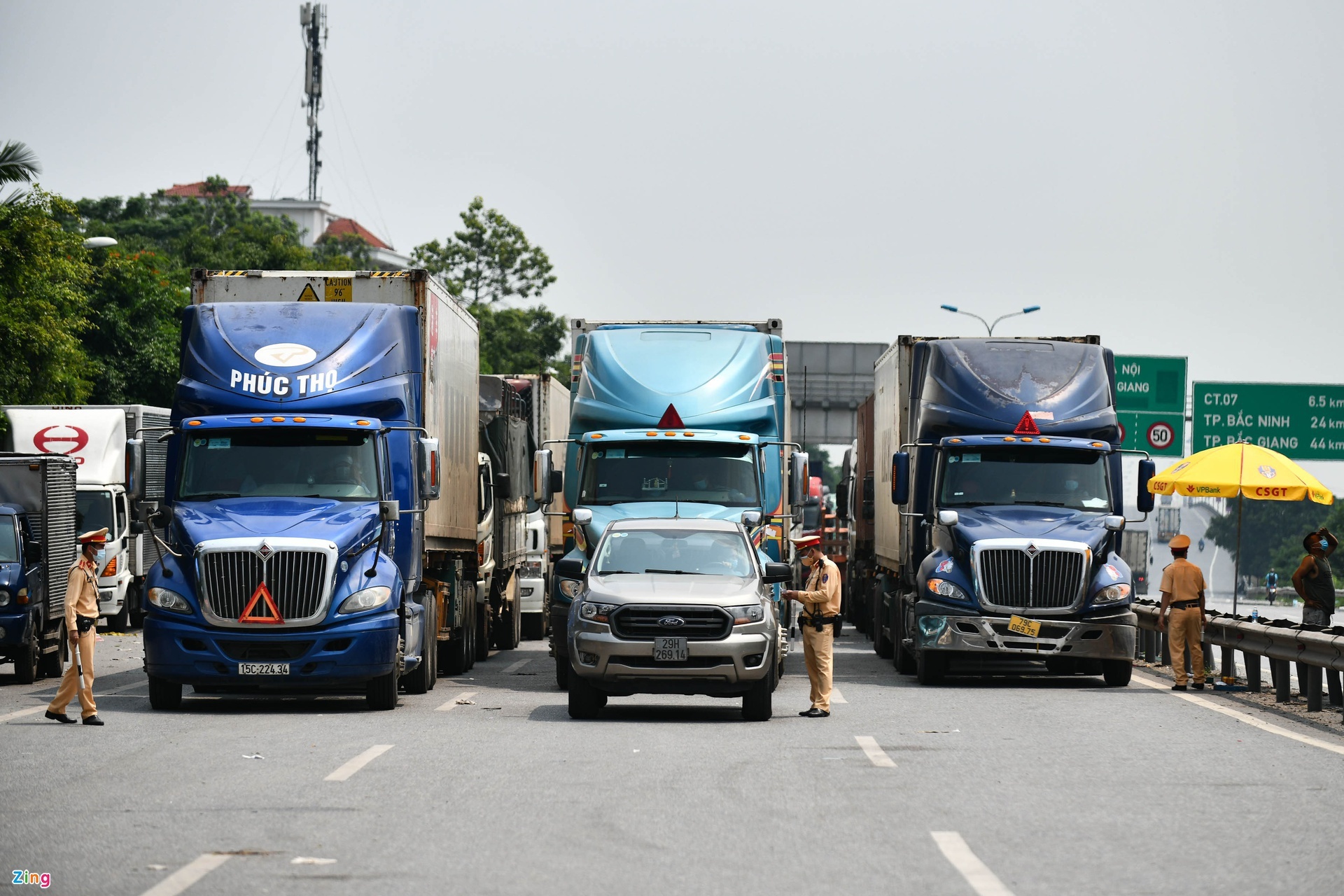 Nguoi tiem du 2 mui vaccine duoc san xuat,  luu thong hang hoa anh 2