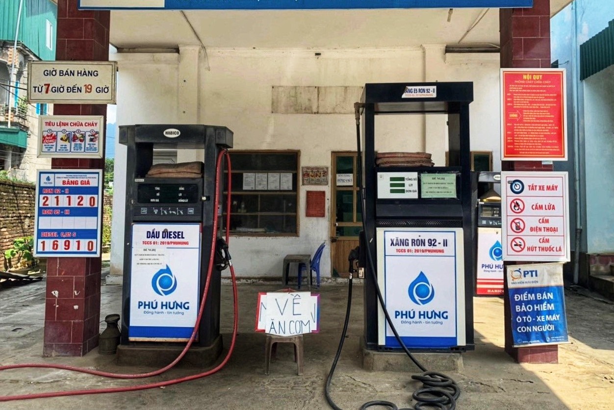 Treo bien 've an com' nghi ban, mot cay xang bi phat 10 trieu dong hinh anh