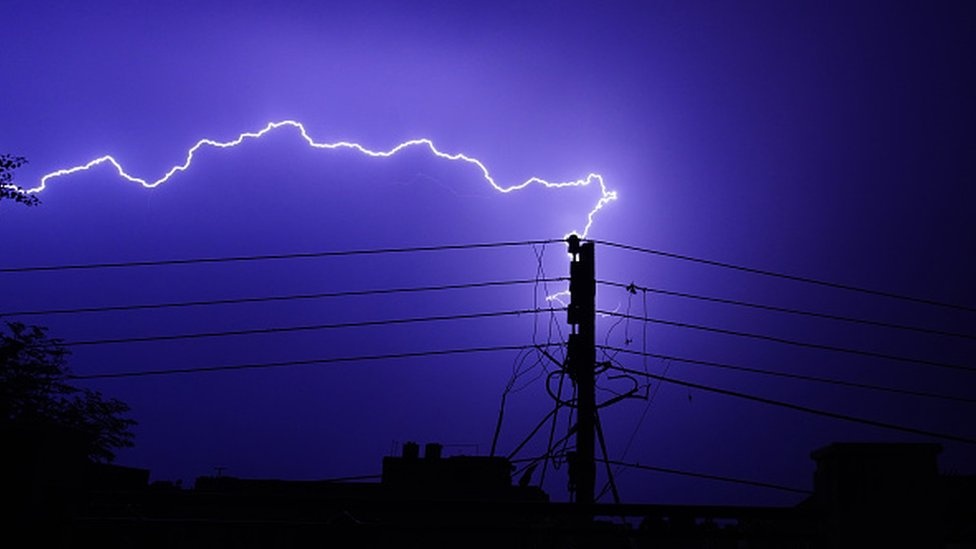 Bao ve thiet bi dien tu trong nha mua mua bao hinh anh