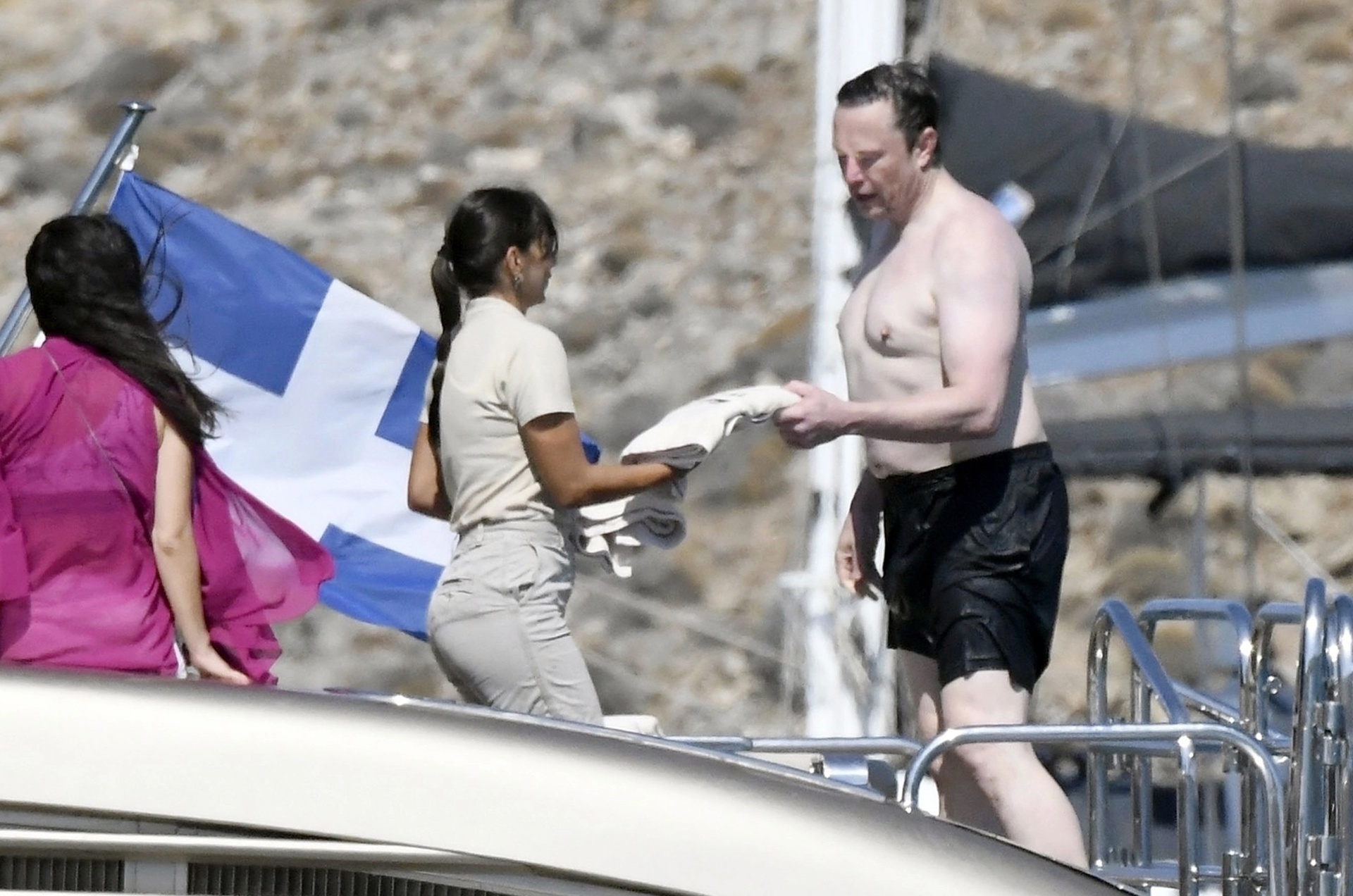 Elon Musk an uong anh 1