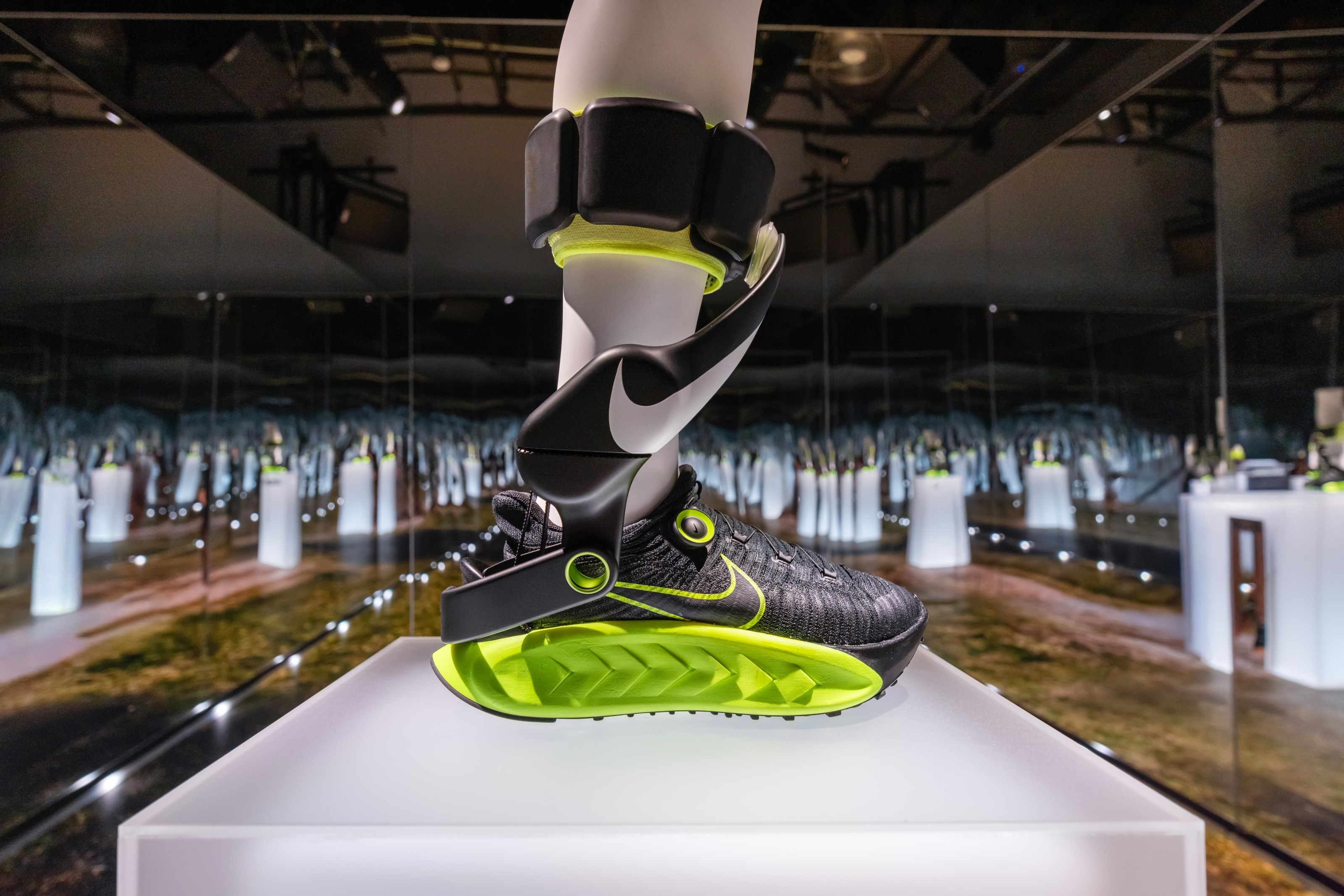 'Giay robot' tu tuong lai cua Nike hinh anh