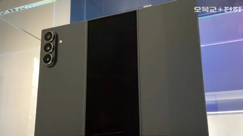 Can canh smartphone gap ba moi cua Samsung hinh anh