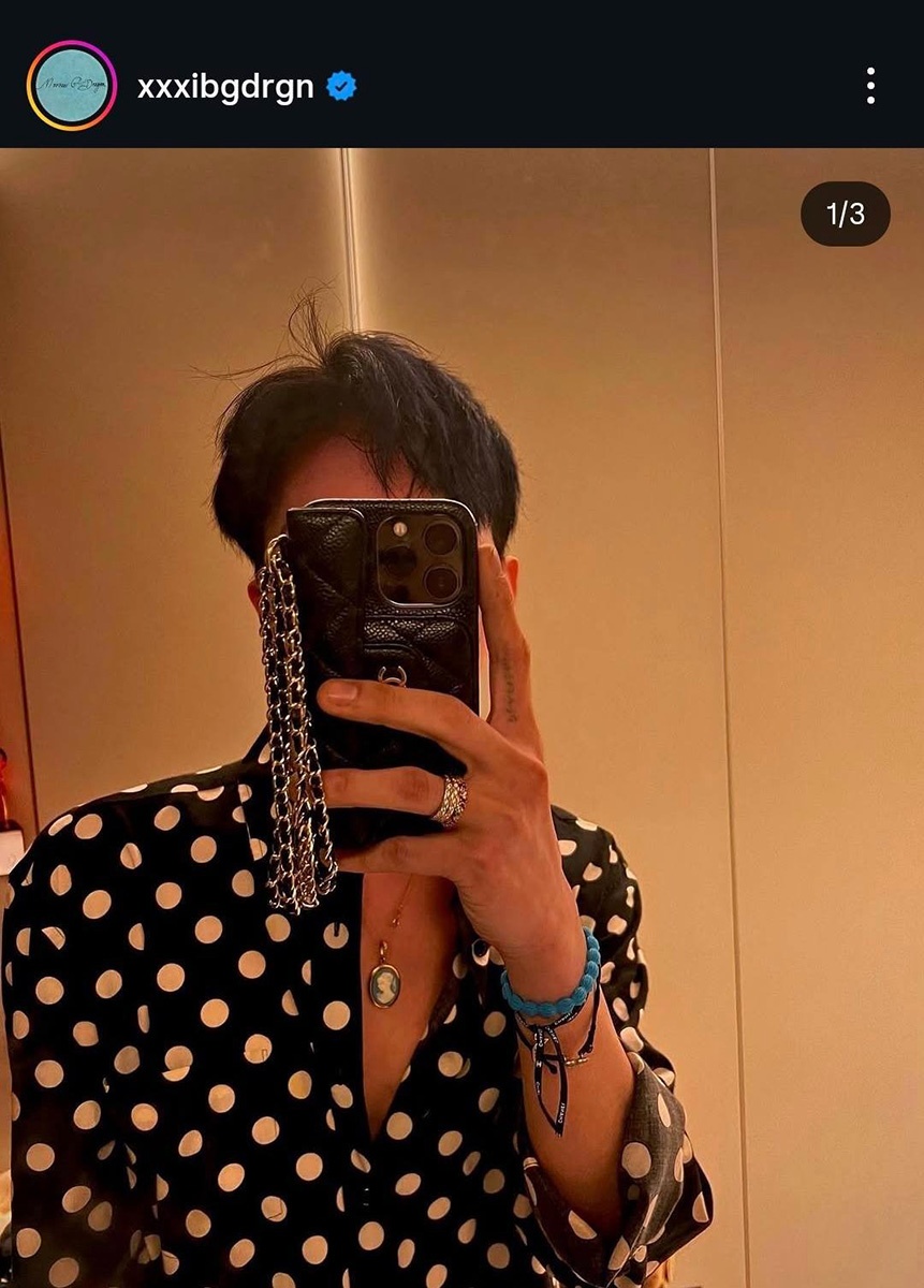 Fotografia 1 cu Apple și G-Dragon Apple va G-Dragon anh 1