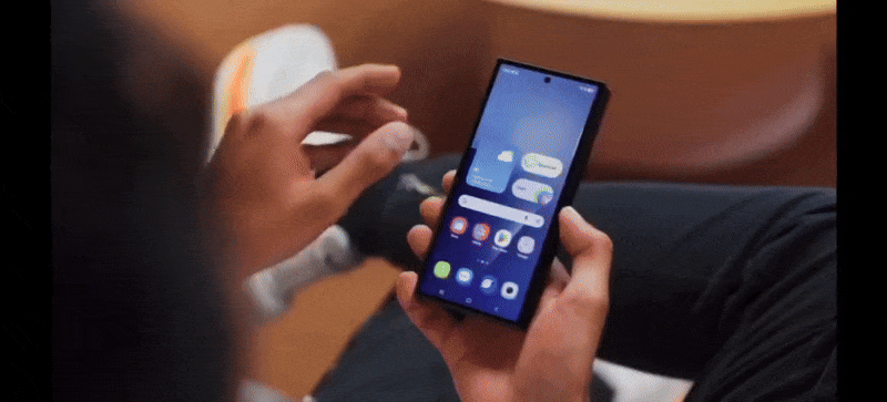 Tren tay dien thoai gap ba cua Samsung hinh anh