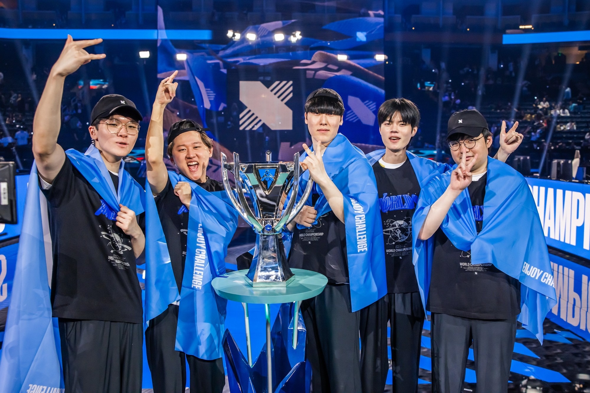 Gan 10 trieu dong de xem LCK o Viet Nam hinh anh