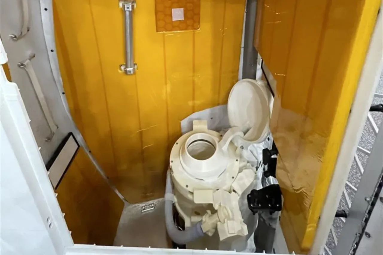 Nha ve sinh 30 trieu USD cua phi hanh doan Mat Trang hong lien tuc hinh anh