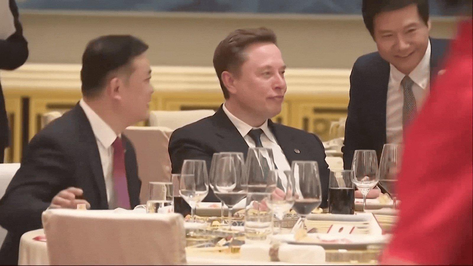 Chiec dien thoai duoc CEO Xiaomi dung de selfie voi Elon Musk hinh anh