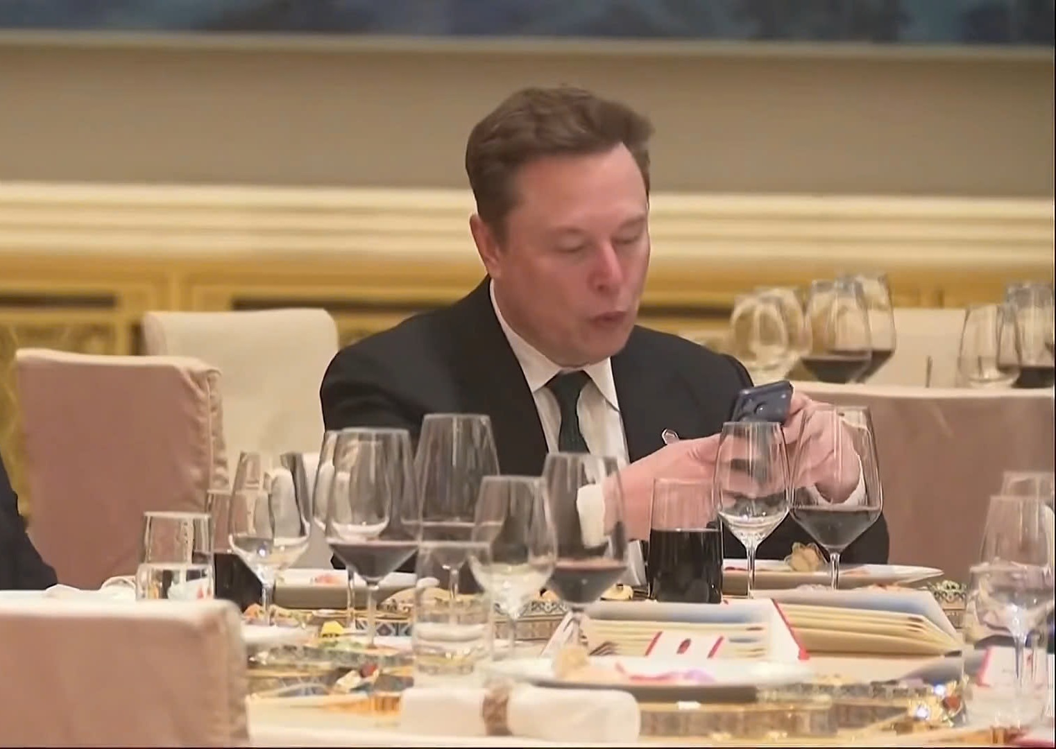 Ty phu Elon Musk dung dien thoai gi hinh anh