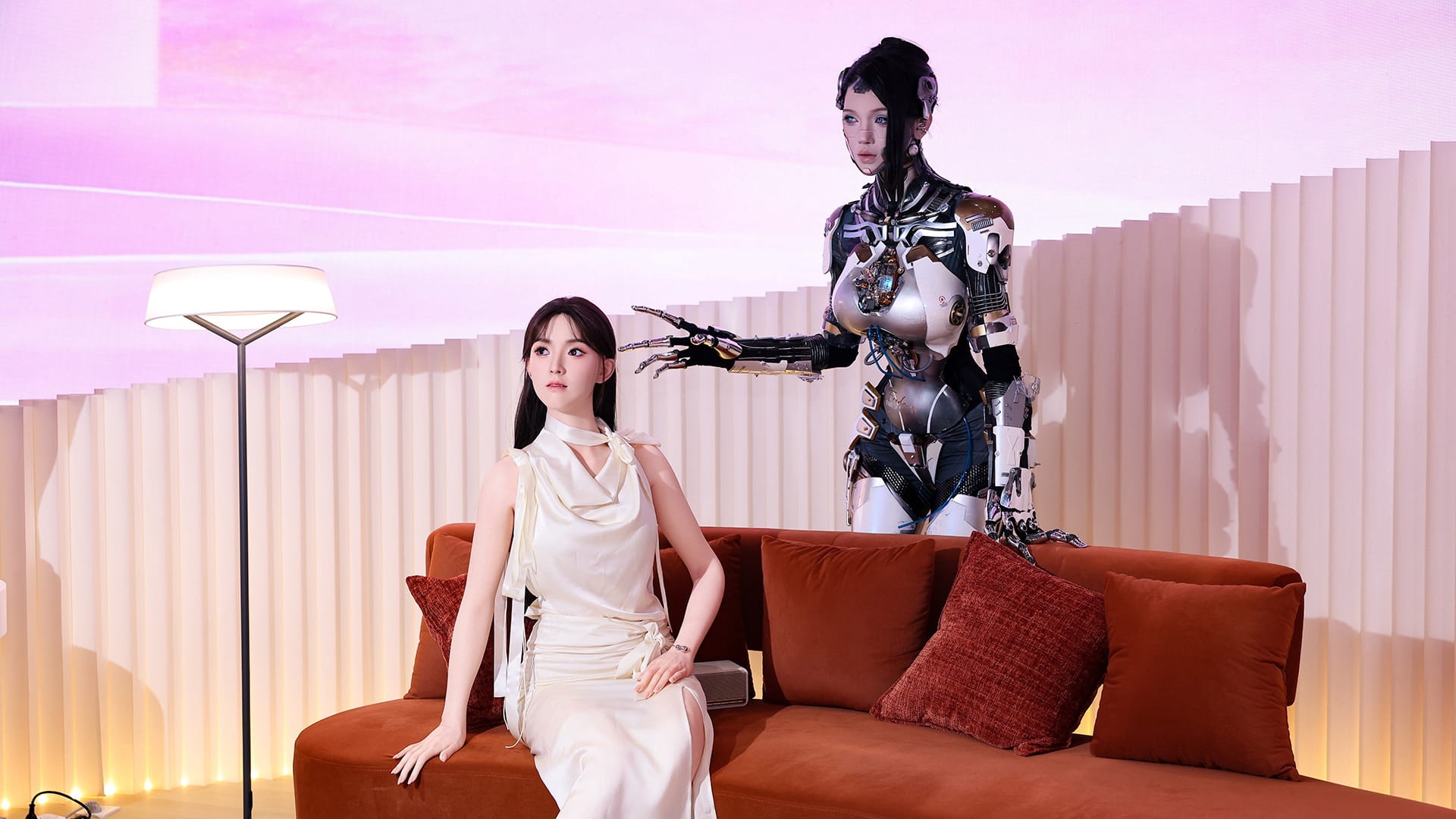 Người Trung Quốc chi tiền tỷ mua robot về làm bạn