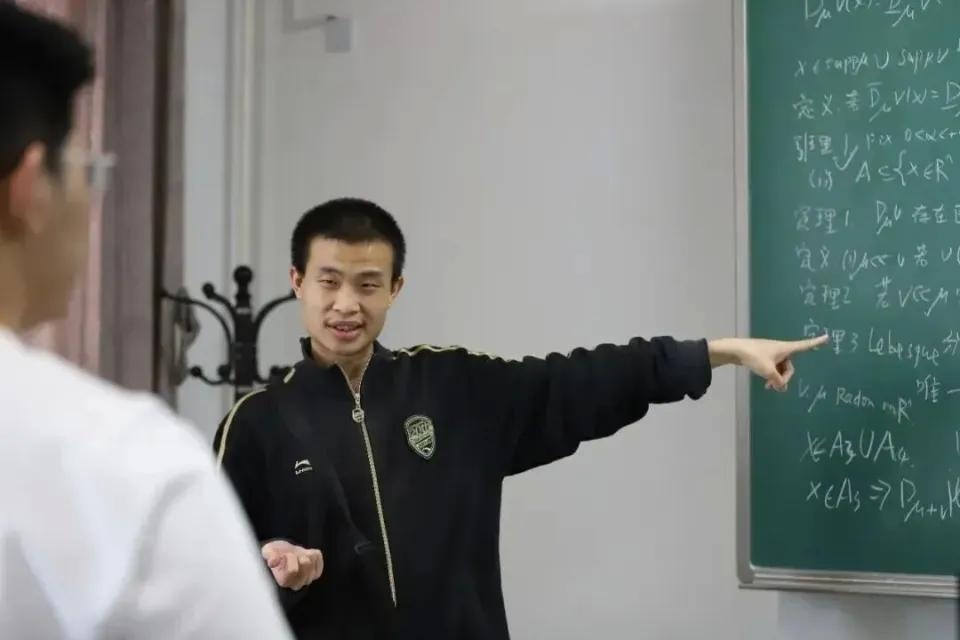Sách của nhà toán học Vi Thần cháy hàng