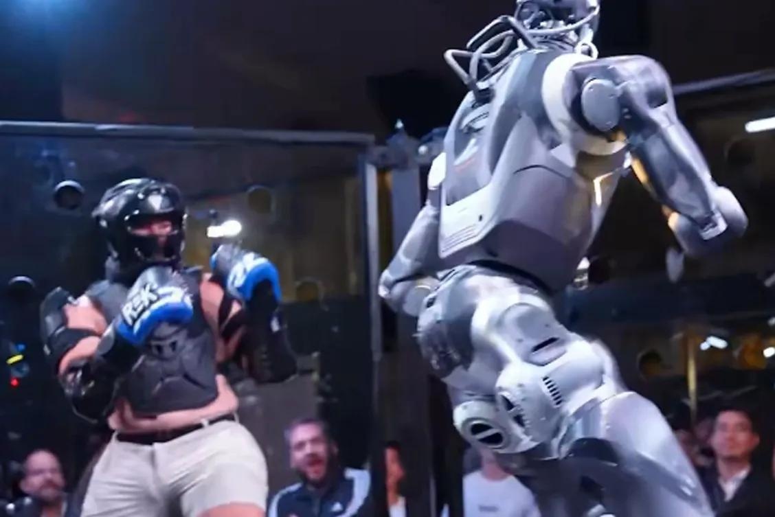 Trận 'so găng' MMA đầu tiên giữa người và robot bị nghi ngờ