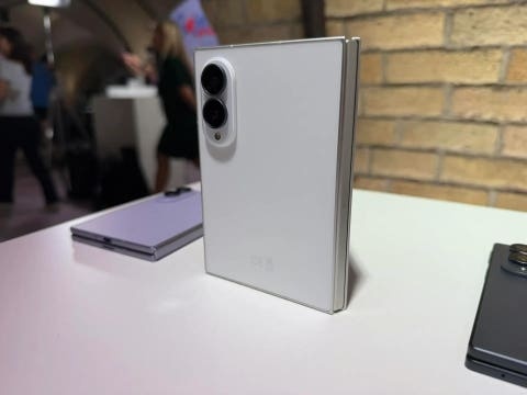 ZFold 8 đắt hàng nhờ iPhone Duo