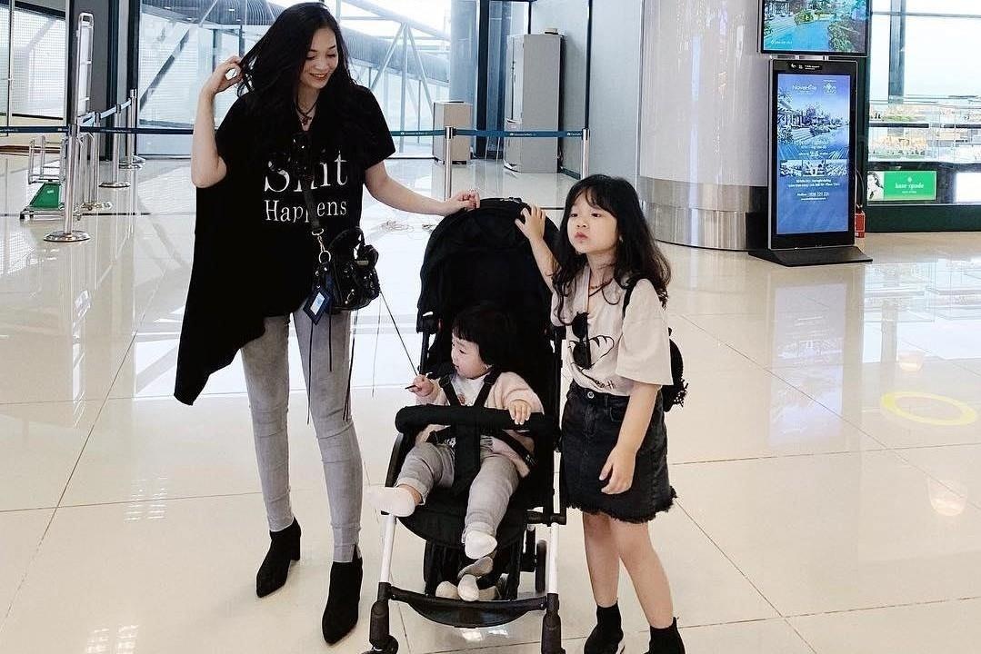 2 con gai cua Ngoc Mon than thai va dien do 'dieu' nhu fashionista hinh anh