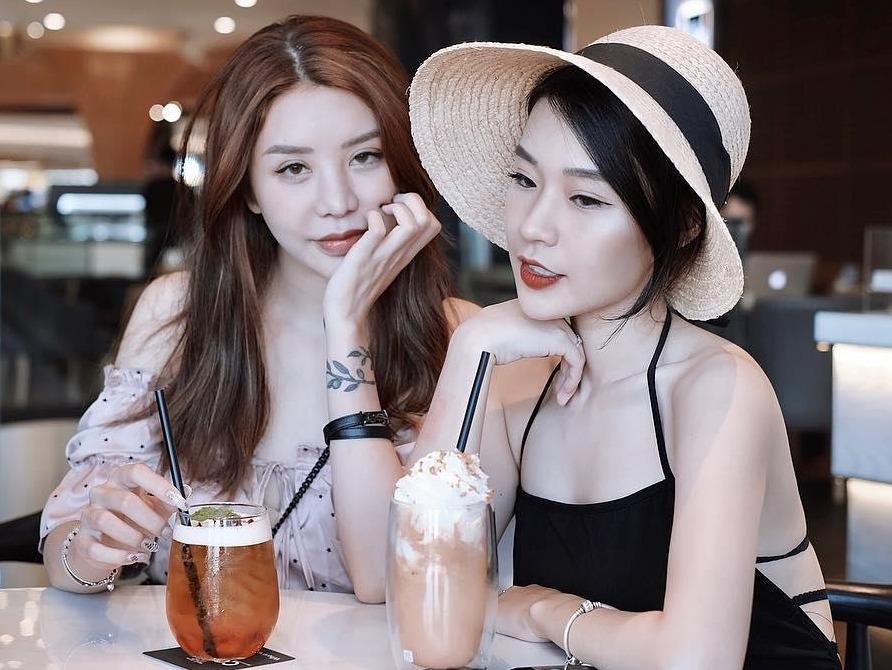 Hoi ban than toan nguoi noi tieng: Hot girl, vo rapper toi ca si du ca hinh anh