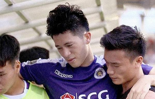 Dan mang an ui khi Dinh Trong chan thuong nang truoc them King's Cup hinh anh