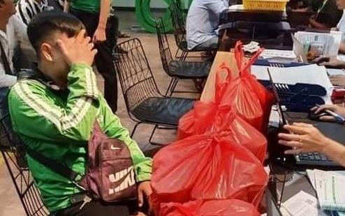 Nu sinh bung 20 ly tra sua lam mot hieu truong bi 'nem da' vo ly hinh anh