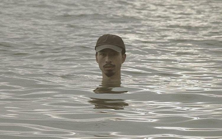 Den Vau duoc dan mang vi nhu 'quai vat ho Loch Ness' trong MV moi hinh anh