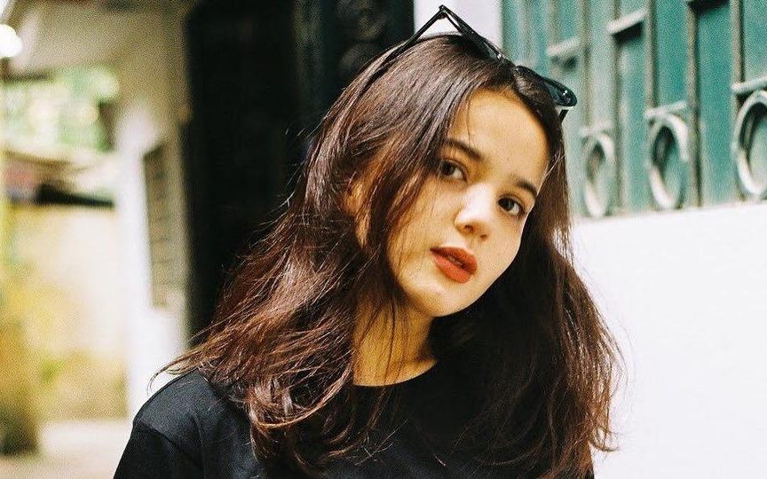 Nu sinh lai Viet - Nga duoc chu y sau anh chup len o cong truong hinh anh