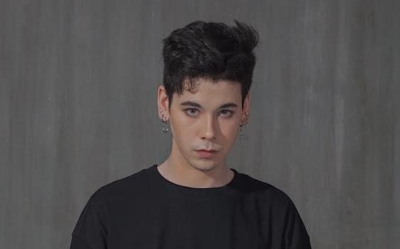 Chang trai mang 5 dong mau: 'Minh la con lai, lai la LGBT nen bi ghet' hinh anh