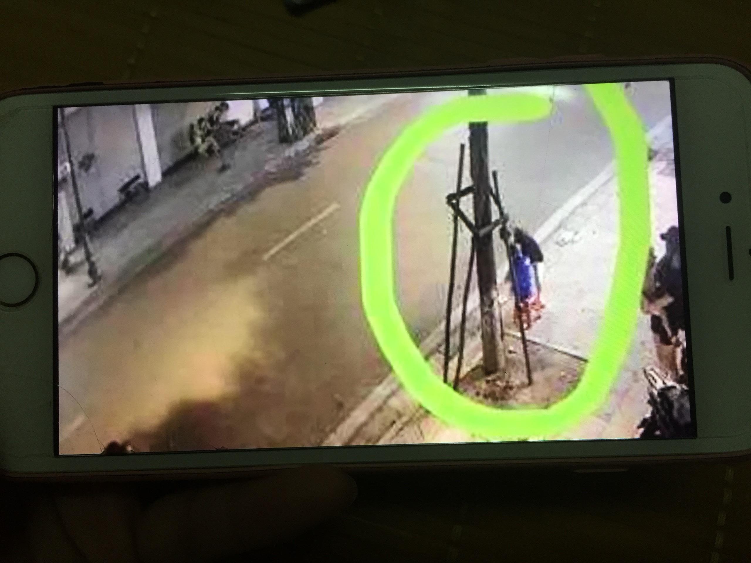 Co gai bi dan mang 'nem da' vi dung nuoc uong tu thien de rua chan hinh anh