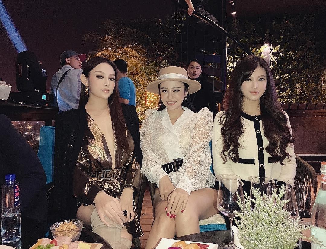 nha co 3 chi em gai anh 4