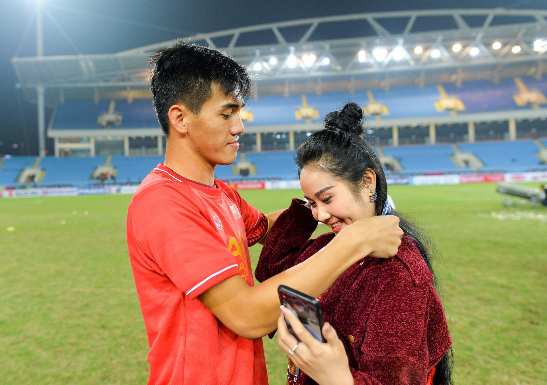 moi tinh chi em cua dan cau thu anh 18