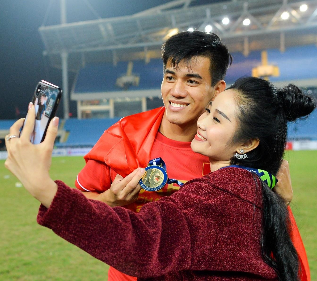 moi tinh chi em cua dan cau thu anh 19