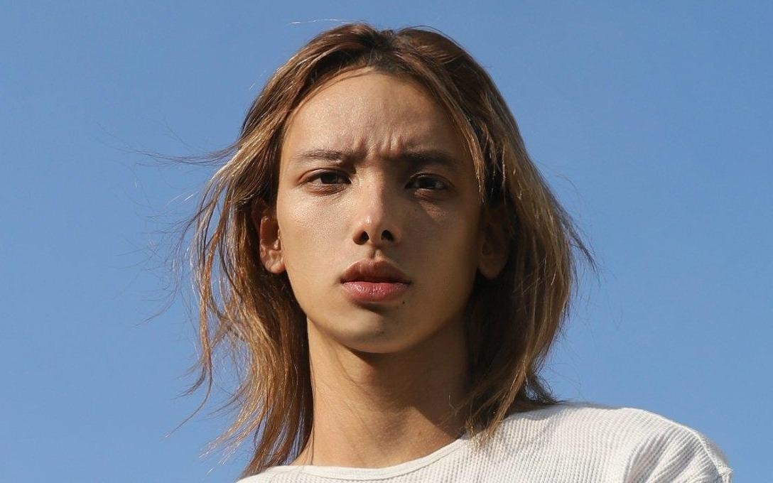 'Nguoi thuong' cua Suni Ha Linh la hot boy toc dai, cao 1,84 m hinh anh